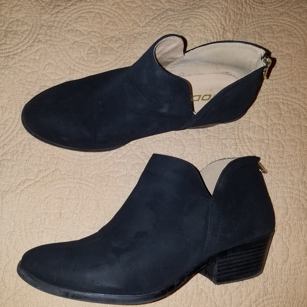 (V) Black Suede Booties